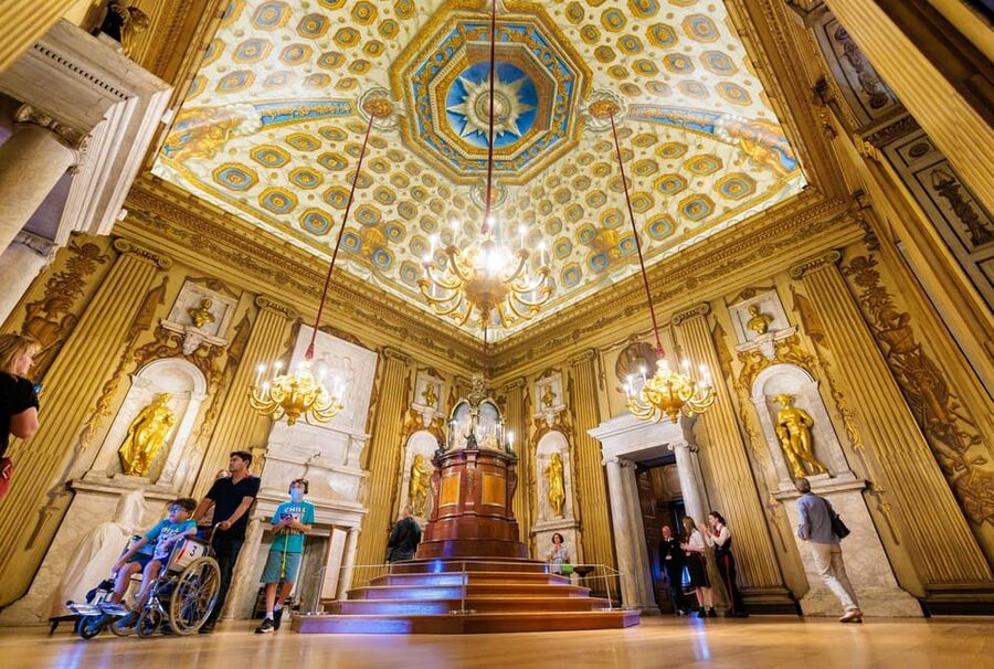 London: Kensington Palace Tour, Guard Change & Afternoon Tea - Along The Mall and past royal addresses