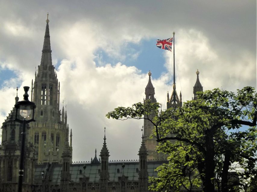 London: Kid-Friendly Westminster Abbey & Sightseeing Tour - A quieter pause in St. James’s Park