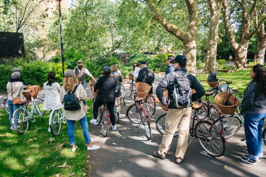 London: Landmarks & Secrets Bike Tour with Pub & Street Art - Westminster Abbey, St James’s Park, and Buckingham Palace