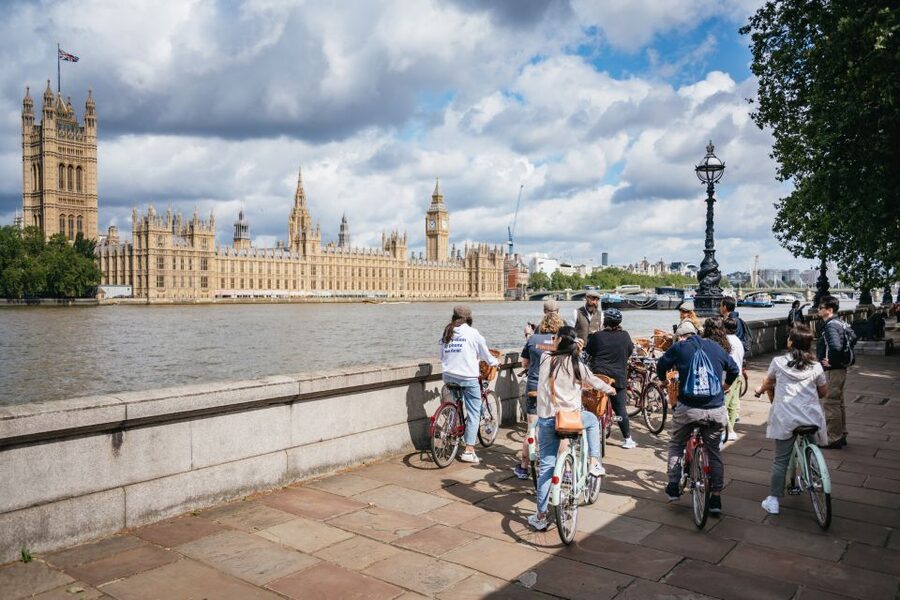 London: Landmarks & Secrets Bike Tour with Pub & Street Art - Guides make the difference