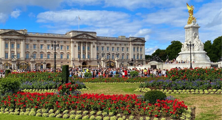 London: London Sightseeing Walking Tour with 30+ Sights - Key points at a glance