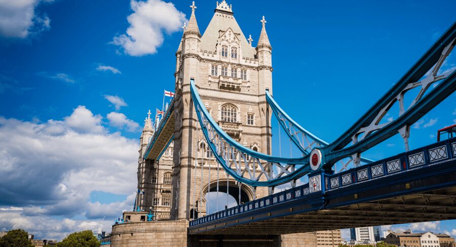 London: London Sightseeing Walking Tour with 30+ Sights - A lunch pause beside Tower Hill