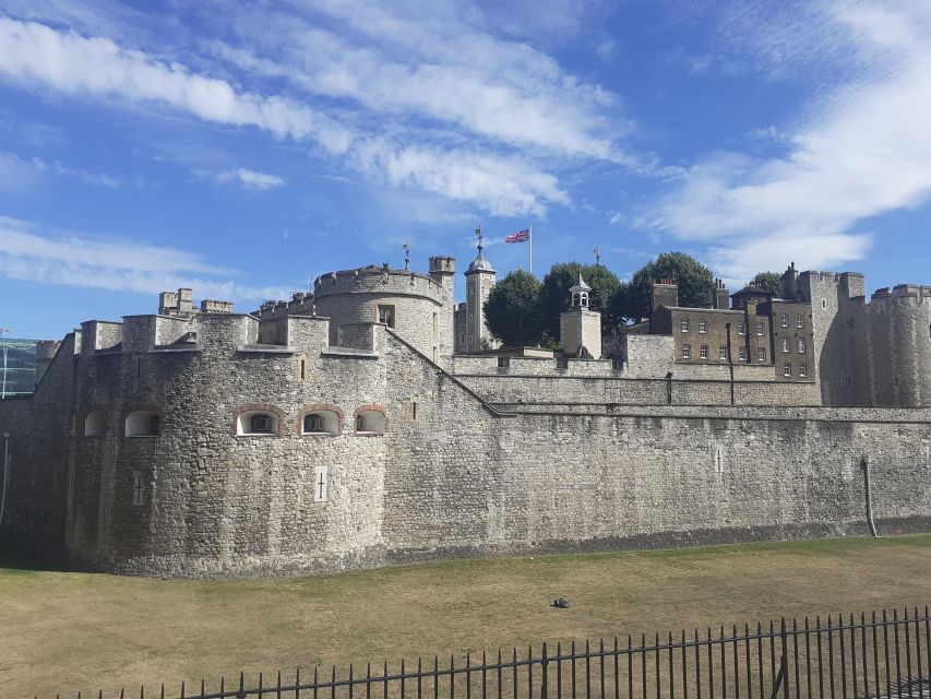 London: Medieval History Walking Tour from The Tower - The guide makes the history easy to follow