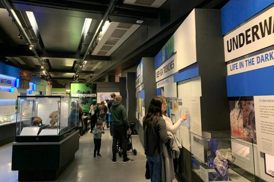 London: Natural History Museum Private Tour & Skip the line - Hope and Sophie, two memorable skeletons