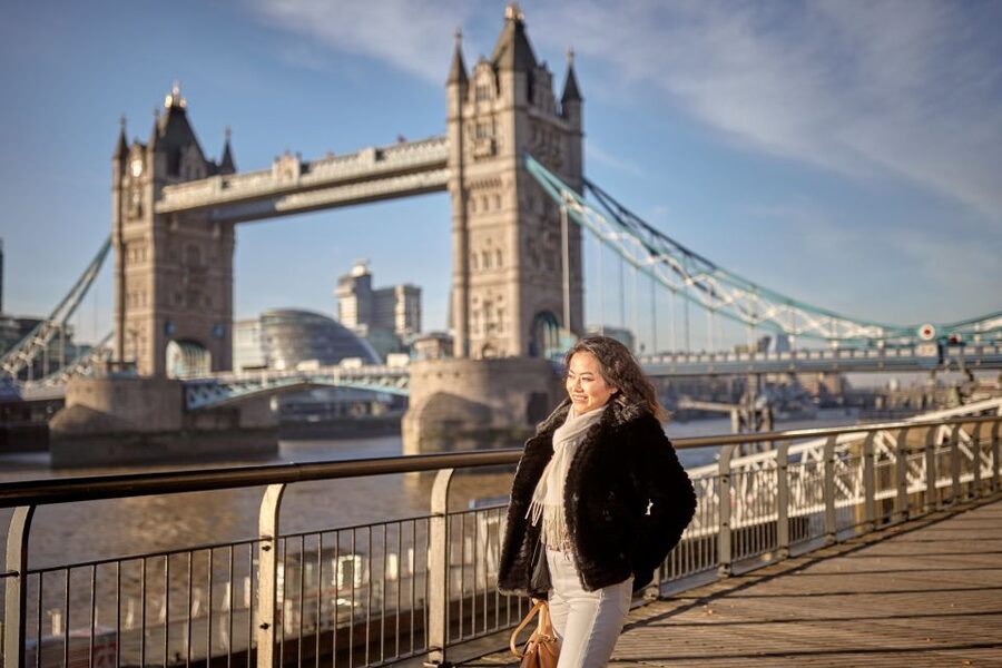 London: Private 30-Minute Photo Shoot at Tower Bridge - The first poses at Tower Bridge