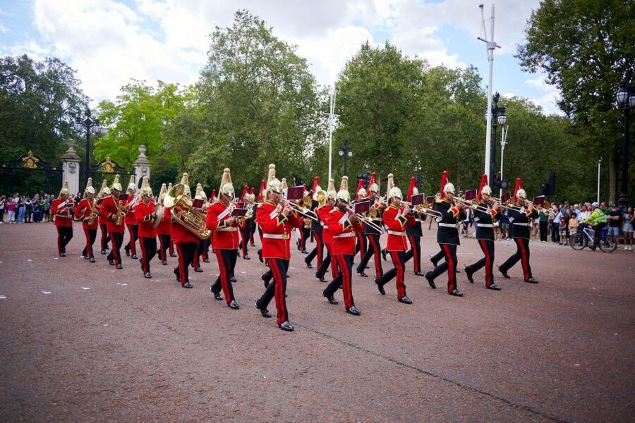 London: Private Family Guided Bike Tour with Childseats - Admiralty Arch, Trafalgar Square, and a snack break