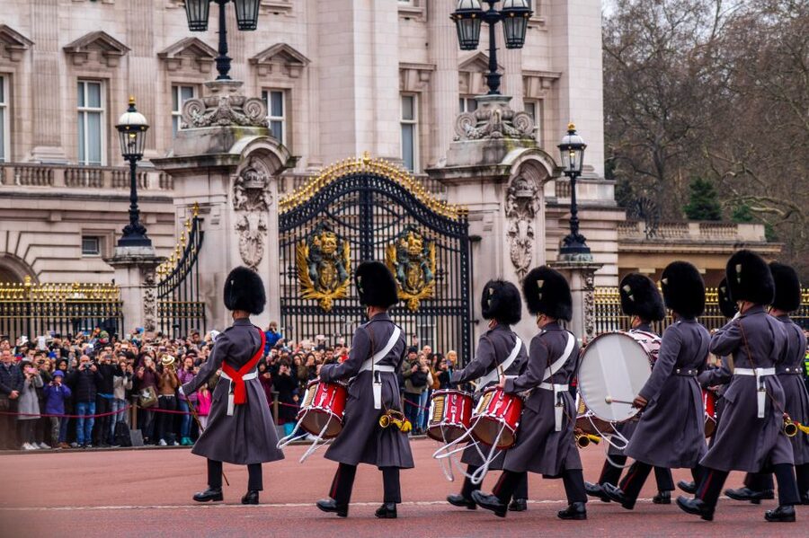 London: Private Guided Tour of Top Highlights by Car - Nine hours with the Tower of London and British Museum