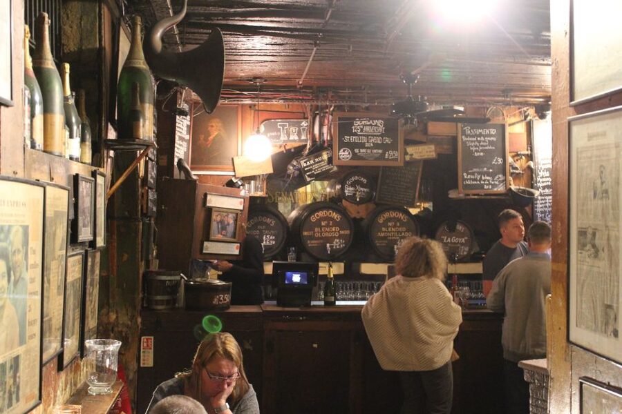 London: Private Pub Tour - Six stops, a steady pace, and room for conversation