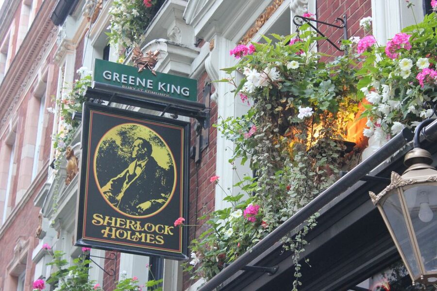 London: Private Pub Tour - Finishing at London’s oldest wine bar