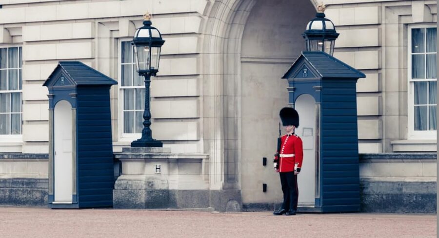London: Private Royal Walking Tour with a Local Guide - A smart way to meet royal London