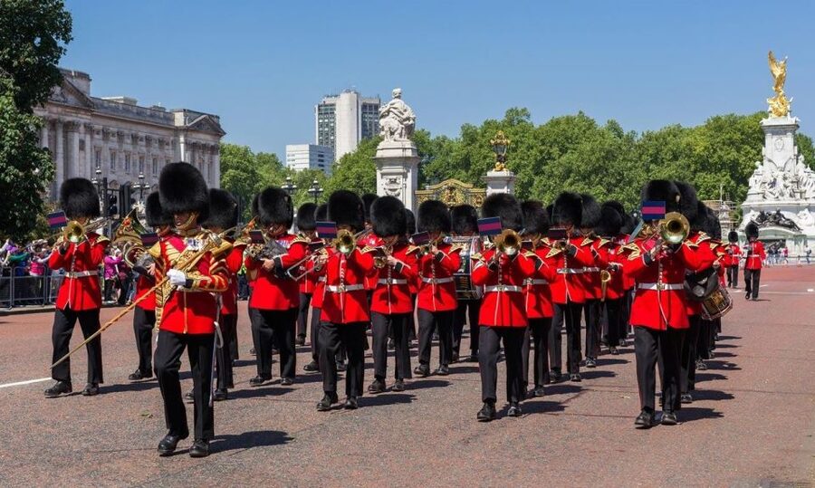 London: Private tour “From Big Ben to Buckingham” - A short green pause in St. James’s Park