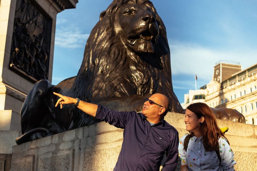 London: Private Tour with Locals – Highlights & Hidden Gems - Seeing London’s famous side in three hours