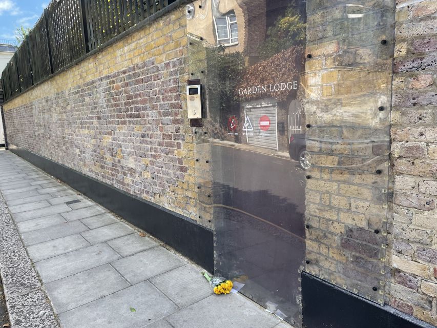 London: "Queen" Highlights Walking Tour - The guides make or break this experience