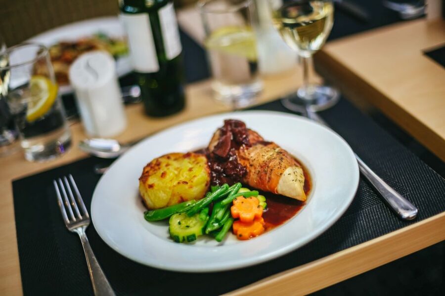 London: River Thames Dinner Cruise - Should You Book the London River Thames Dinner Cruise?