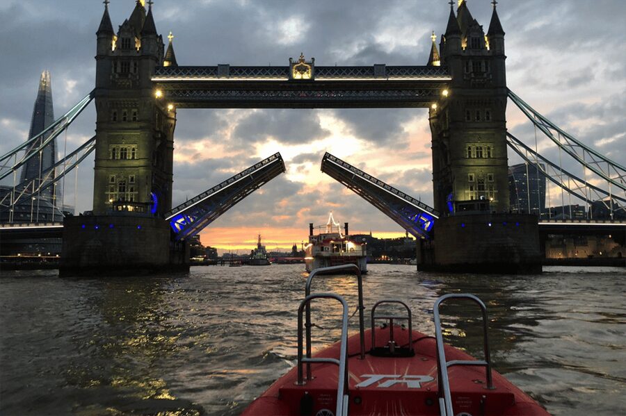 London: River Thames Sunset Speedboat Experience with Drink - Key points before you book
