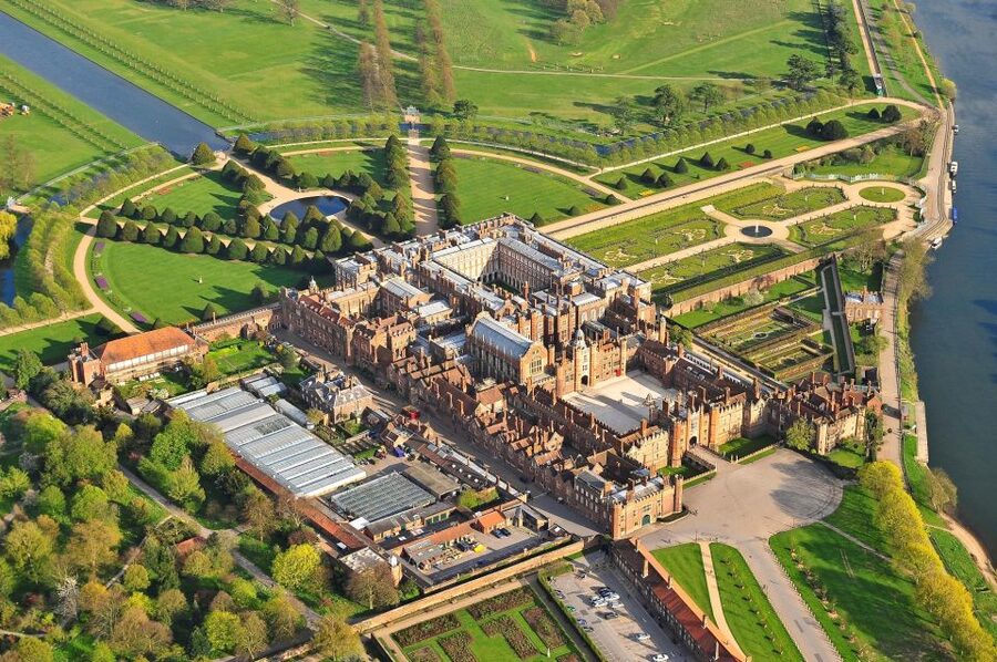 London: Royal Hampton Court Guided Tour with Afternoon Tea - Fountain Court and the later Baroque palace