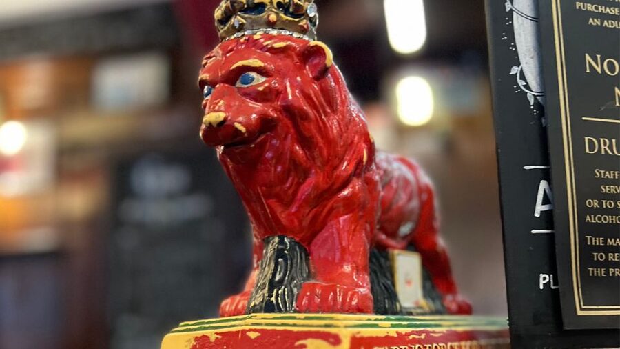 London: Royal Historic Pubs Walking Tour - Churchill’s house and the Second World War
