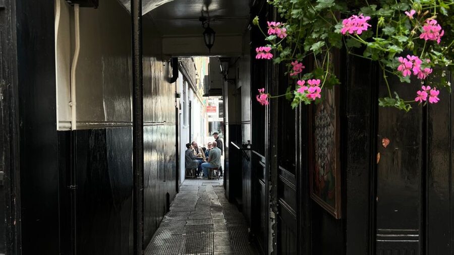 London: Royal Historic Pubs Walking Tour - Four pubs, four different moods