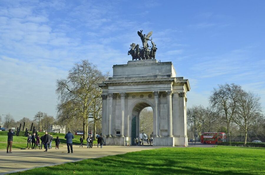 London Royal Tour - Buckingham Palace Entry - 12 guests 2,5h - Is $186 per person good value?