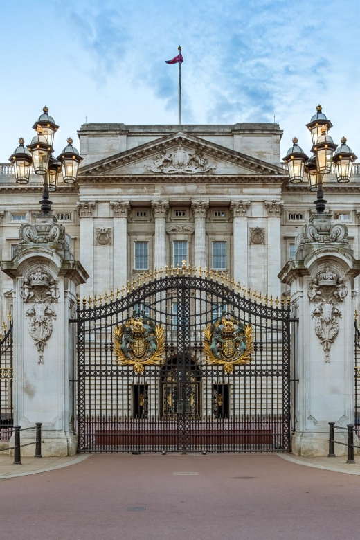 London Royal Tour - Buckingham Palace Entry - 12 guests 2,5h - Wellington Arch and the royal road south
