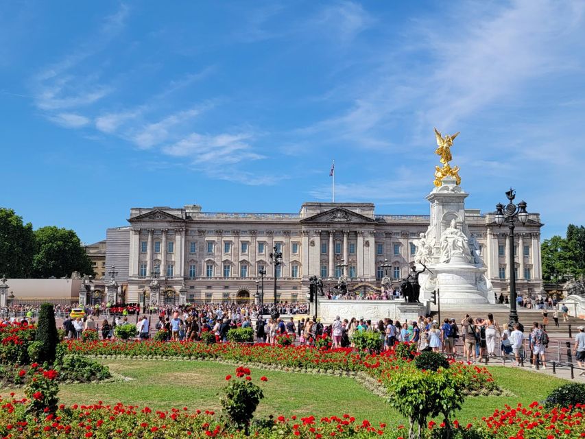 London: Royal Walking Tour and Buckingham Palace Audio Tour - Entering Buckingham Palace with skip-the-line access