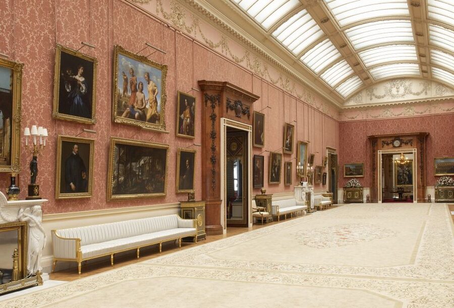 London: Royal Walking Tour and Buckingham Palace Audio Tour - The guides make the outdoor half work