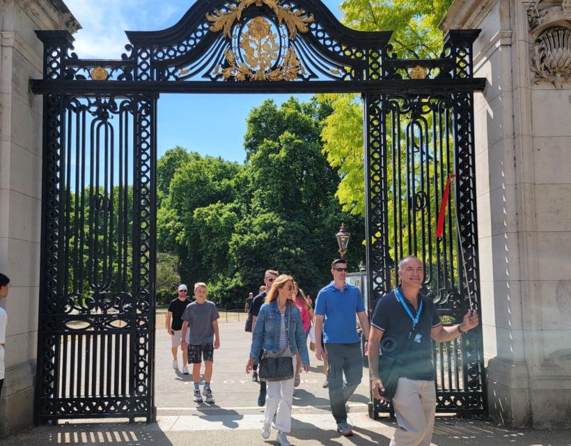 London: Royal Walking Tour and Buckingham Palace Audio Tour - Who should book this royal walking tour?