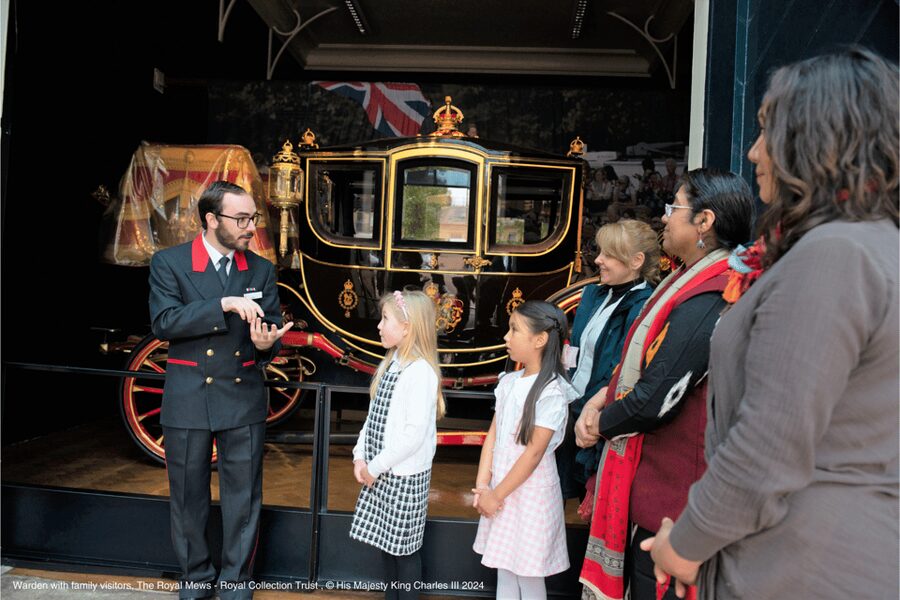 London: Royal Walking Tour with Guard Change & Royal Mews - Watching the Changing of the Guard