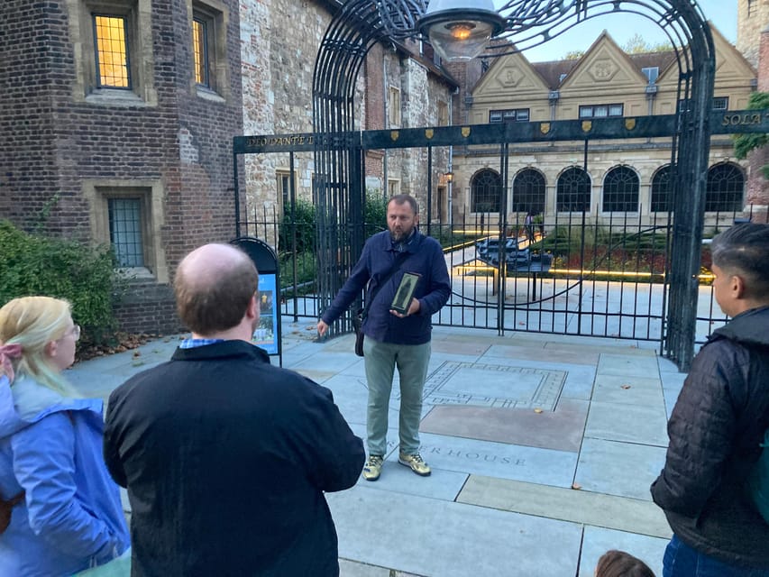 London's Ghosts & Gruesome Past Nighttime Walking Tour - Charterhouse Square and London’s plague pits