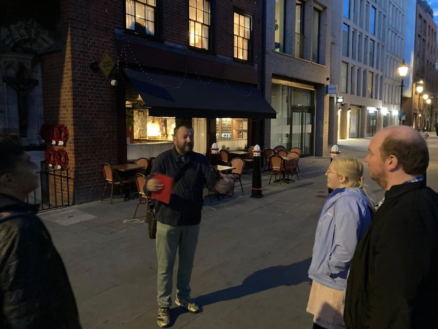 London's Ghosts & Gruesome Past Nighttime Walking Tour - Holy Sepulchre Church and the business of grave-robbing