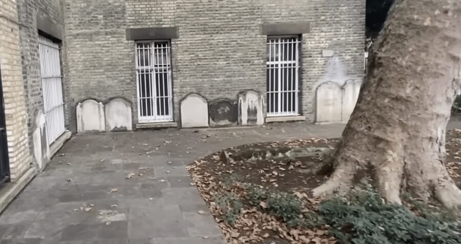 London's Ghosts & Gruesome Past Nighttime Walking Tour - Old Bailey and the final serial-killer story