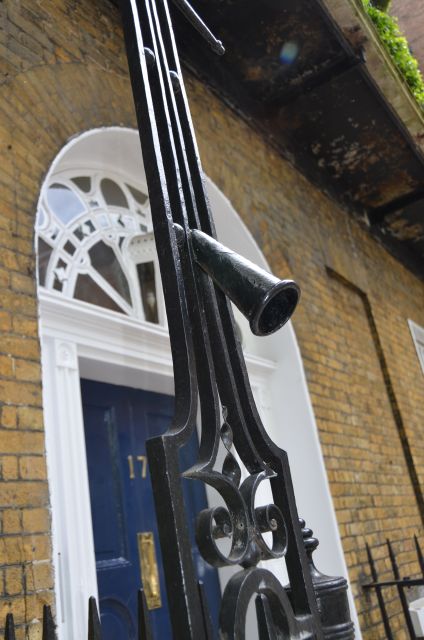 London's Hidden Treasures Tours by Black Taxi Cab - Lost graveyards and the church protected by devils
