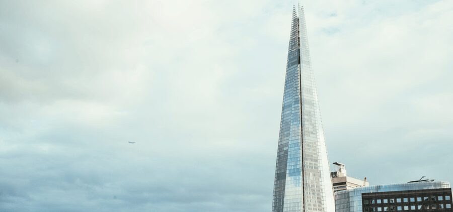 London: Self-Guided History City Tour with an App - Quiet church ruins and the Tower of London