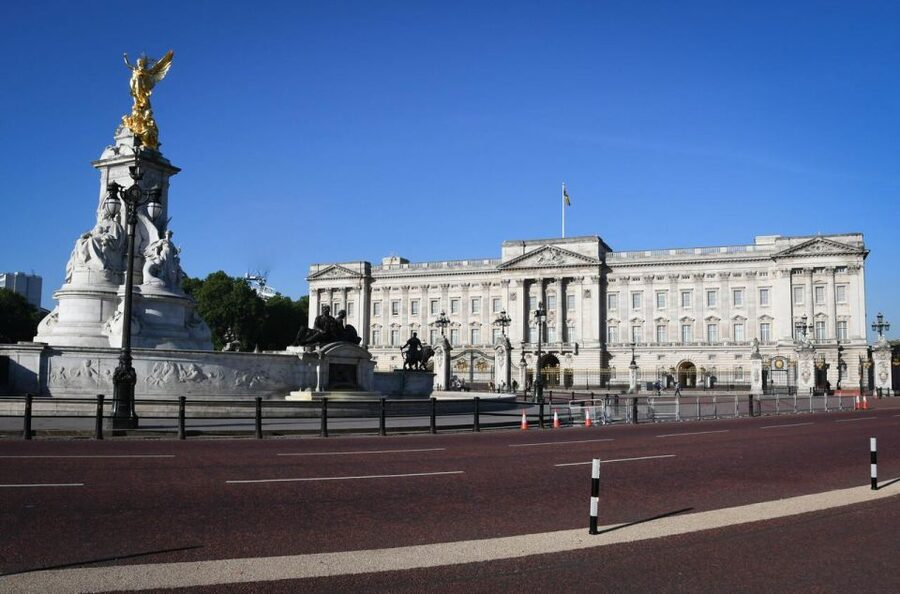 London: Sherlock Holmes Museum & Westminster Walking Tour - Buckingham Palace and the Changing of the Guard