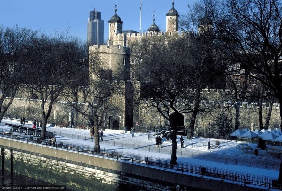 London: Sights and Sounds of Christmas Guided Half-Day Tour - The afternoon option versus the morning service