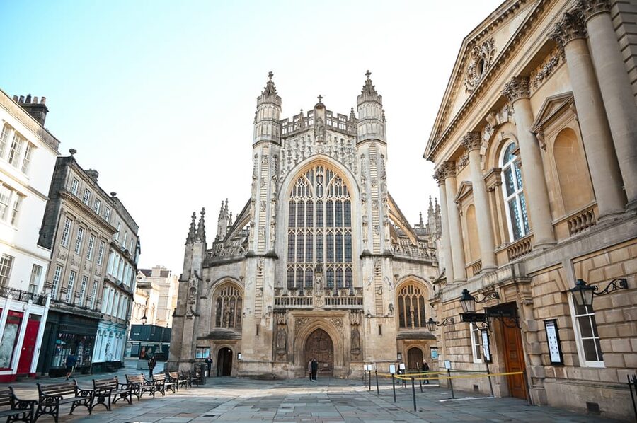 London: Stonehenge & Bath Day Trip with Optional Roman Baths - What the guides add to the day