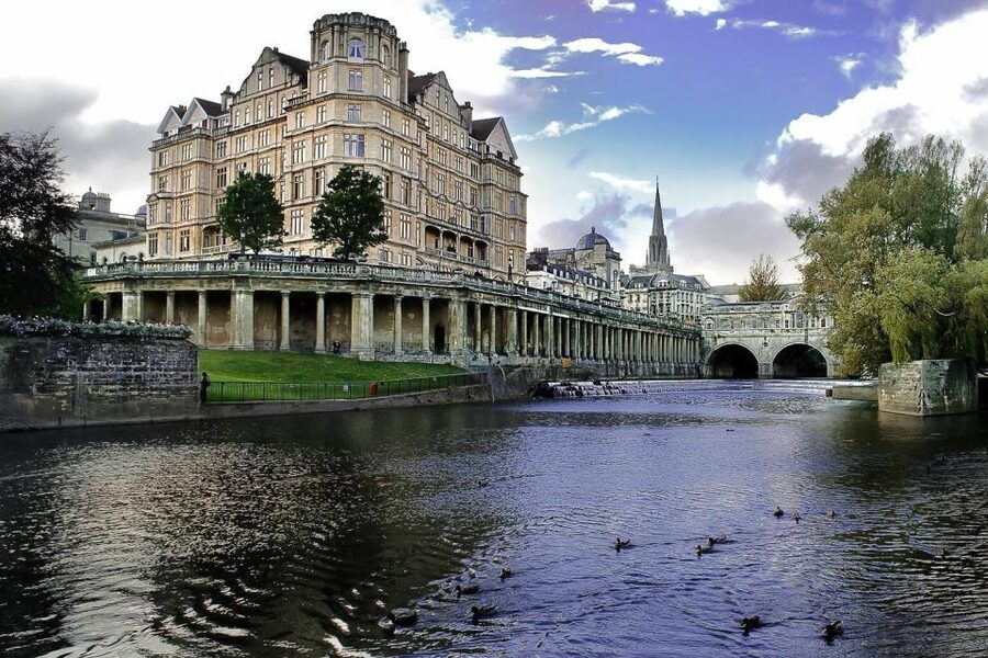 London: Stonehenge, Windsor Castle, Bath, Lacock & Pub Lunch - The guide can make or break the day