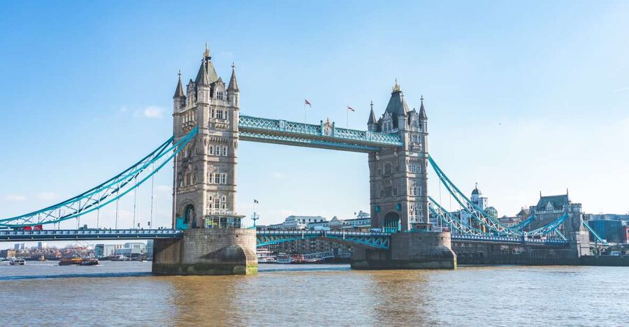 London: Sunday Lunch Jazz Cruise - Boarding a classic boat on the Thames