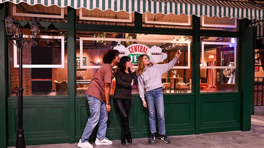 London: The FRIENDS™ Experience Entry Ticket - Rachel and Monica’s purple door