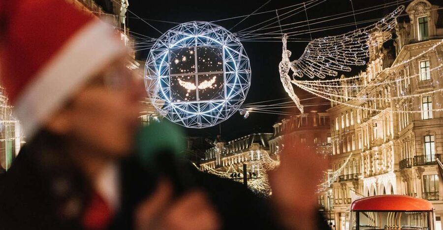 London: Tootbus Christmas Lights Tour incl walking tours - Trafalgar Square and the first city views