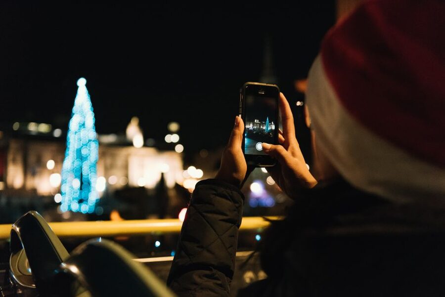 London: Tootbus Christmas Lights Tour incl walking tours - Live guide, audio languages, and the Tootbus app