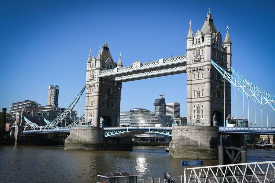 London: Top 30 Sights Walking Tour and Tower Bridge Exhibit - The Underground connection to Southbank