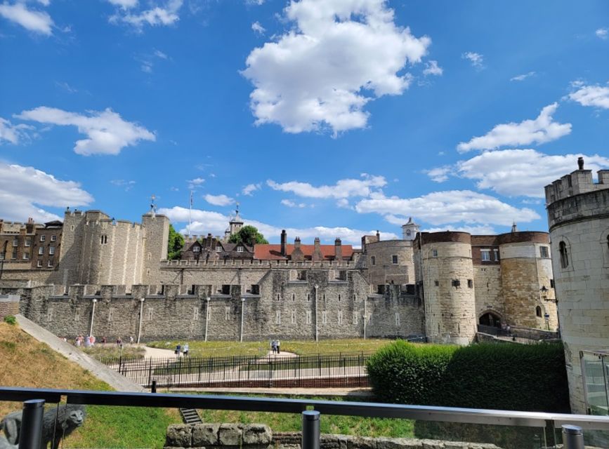 London: Tower of London Guided Tour with Boat Ride - Inside the castle: the 105-minute guided tour