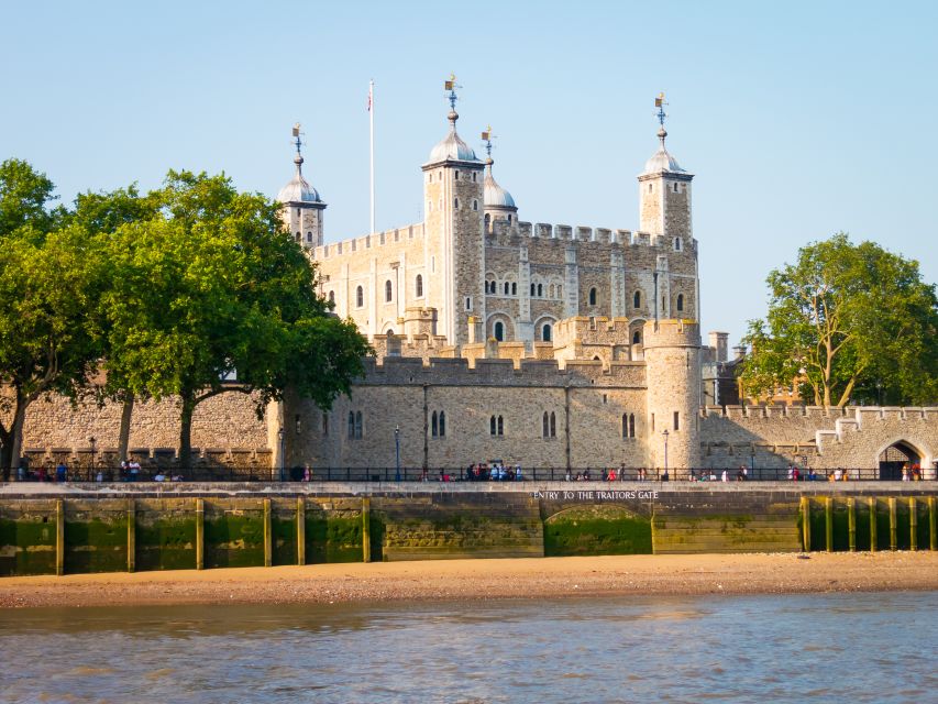 London: Tower of London Guided Tour with Crown Jewels Option - What the guides add to the experience