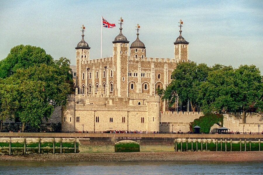 London: Tower of London, Thames Boat & Changing of the Guard - Finishing near Buckingham Palace