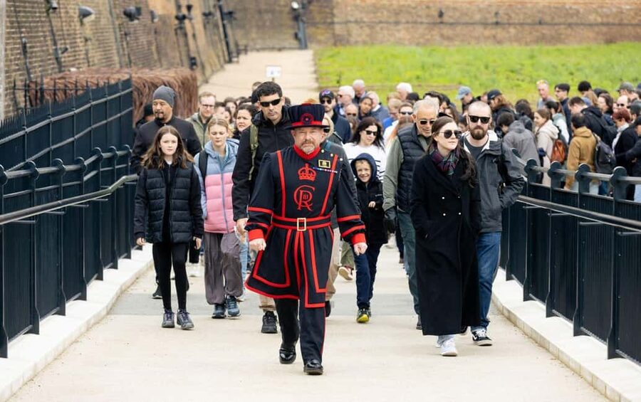 London: Tower of London, Thames Boat & Changing of the Guard - Guides, group size, and pace