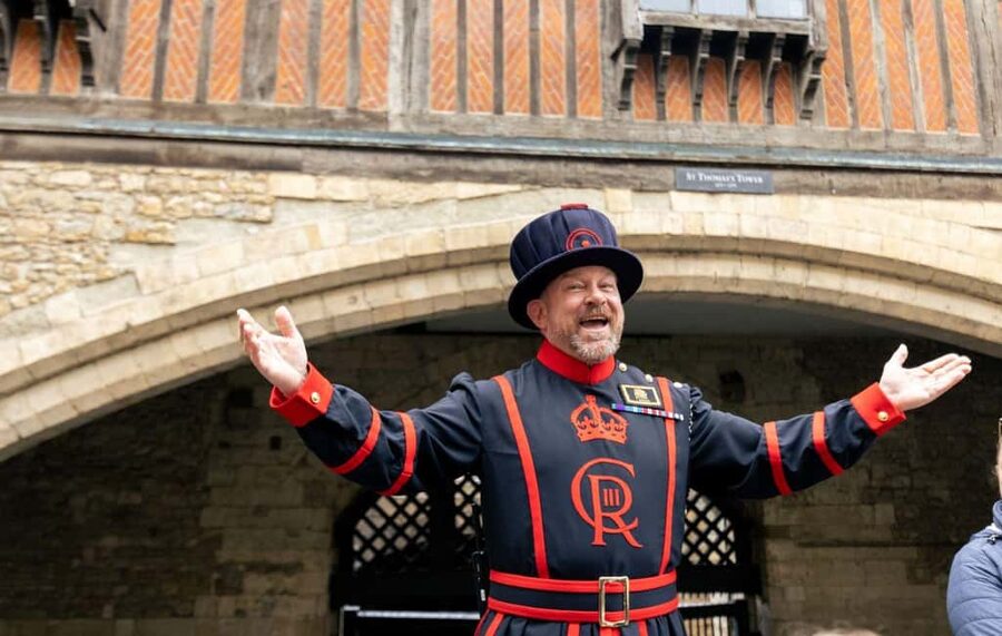 London: Tower of London, Thames Boat & Changing of the Guard - Early access at the Tower of London