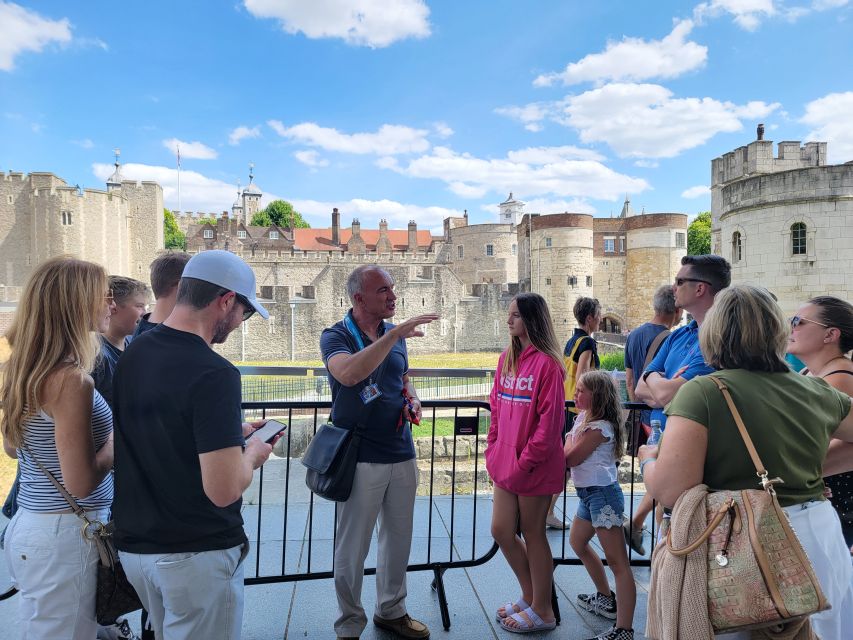 London: Tower of London Tour with Crown Jewels & Beefeaters - Fifteen minutes with a Yeoman Warder