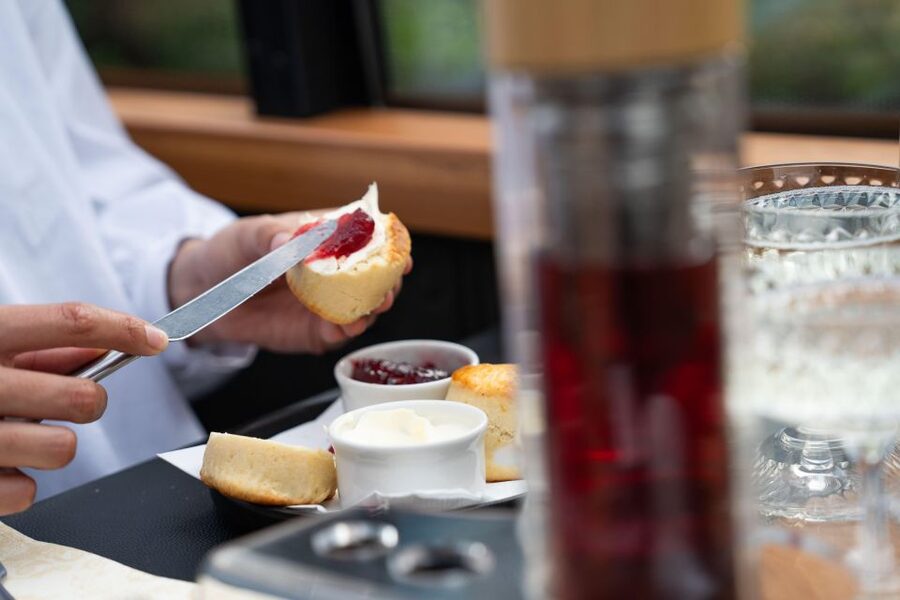 London: Traditional Afternoon Tea Tour in a Luxury Coach - Key points at a glance