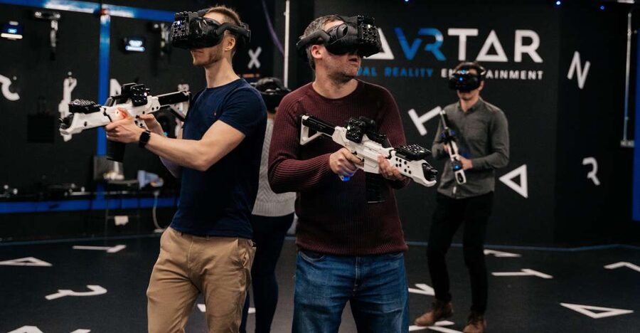 London: UK's Only 60-minute Free-Roaming VR experience - Moving into the zombie or alien battle